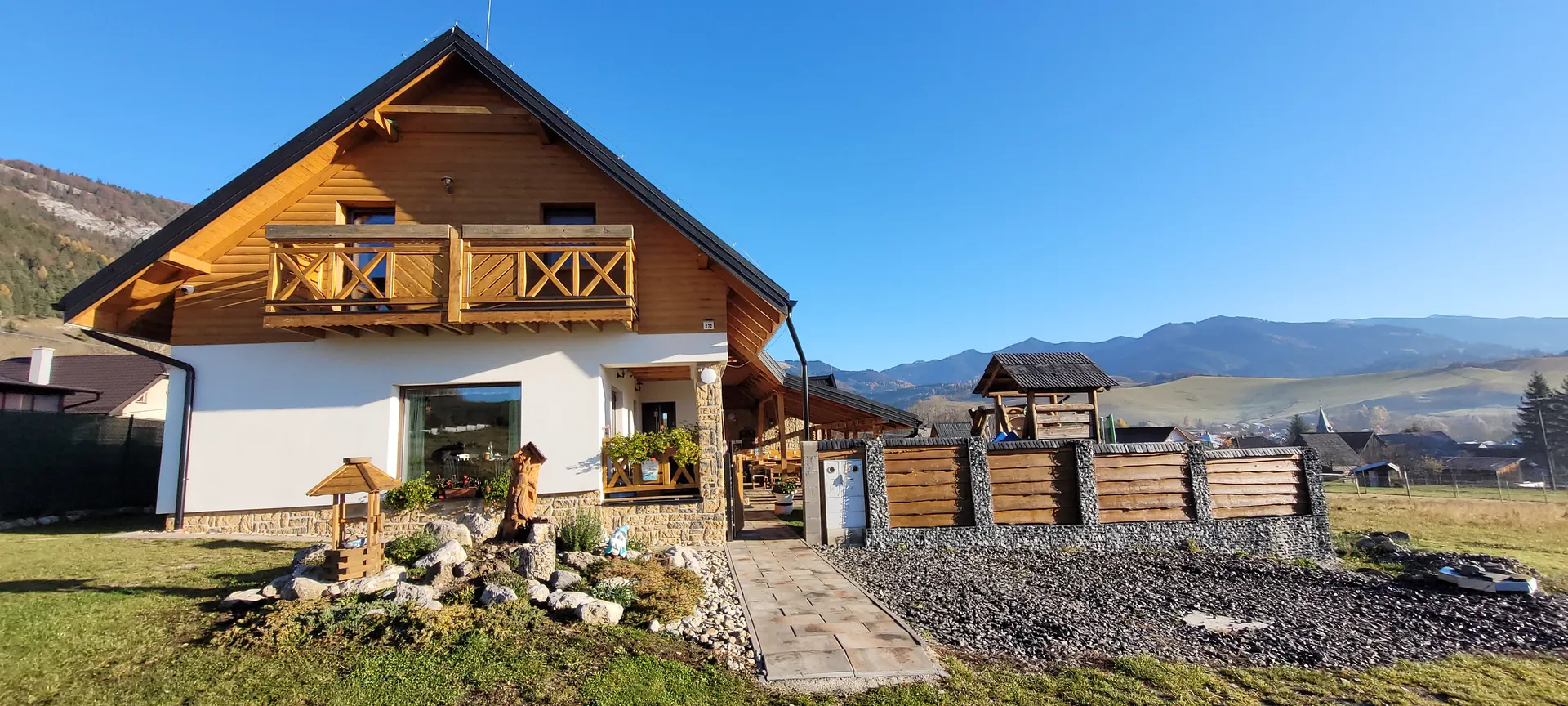 Vila Včielka so zasneženou panorámou Nízkych Tatier