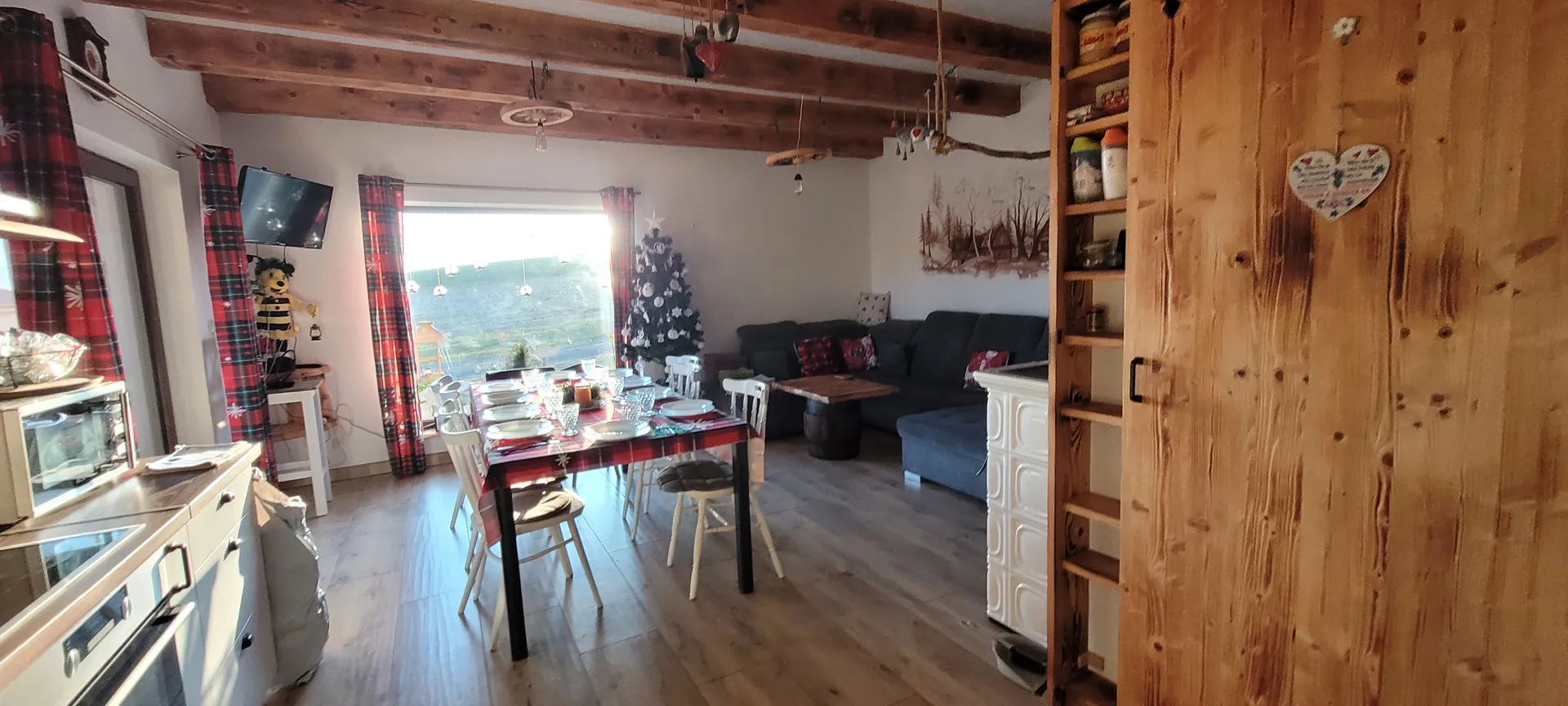 Priestranná obývacia a jedálenská zóna s výhľadom do hôr